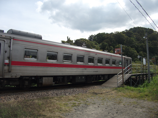 朱文別駅に停車する2両編成のD