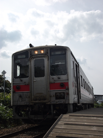 箸別駅に停車中の2両編成のD