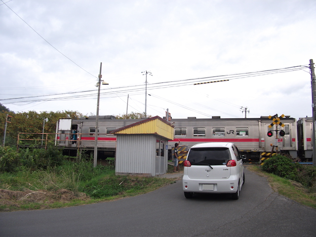 阿分駅で踏切をふさぐ4932D